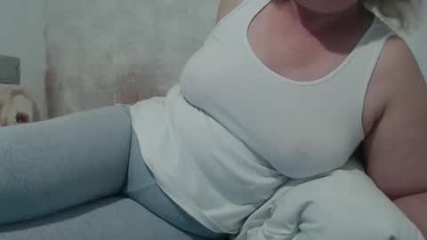 Lenna online show from April 5, 2026, 4:42 am