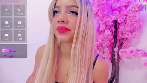 Sennia online show from February 18, 2025, 1:44 pm