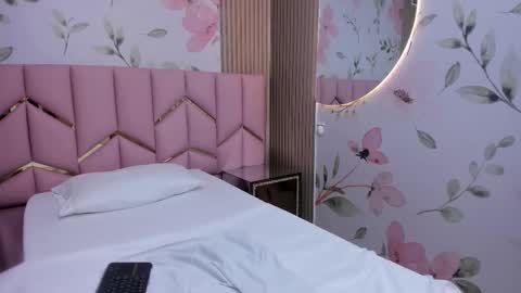 Sophie     online show from December 1, 2025, 11:32 pm