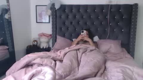 sararoussee online show from February 9, 2025, 6:58 pm