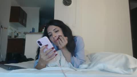 sararoussee online show from December 17, 2025, 1:33 am