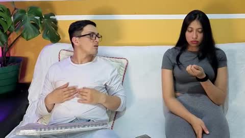 KhidaMilo online show from November 5, 2025, 2:33 am