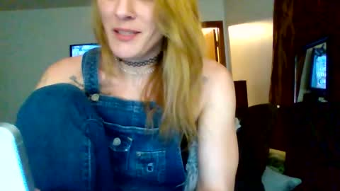 Snapshot of sexxileeah42o chatting on March 7, 2026, 10:23 am Leeah CloudZzz online show from March 7, 2026, 10:23 am