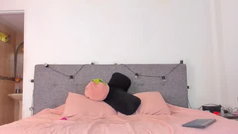 Snapshot of sexy_couple_xx1 chatting on February 11, 2026, 7:19 pm sexy_couple_xx1 online show from February 11, 2026, 7:19 pm