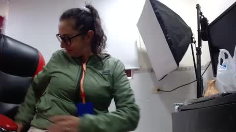 Snapshot of sexy_mature_hot01 chatting on September 22, 2025, 12:51 pm MARIPOSA online show from September 22, 2025, 12:51 pm