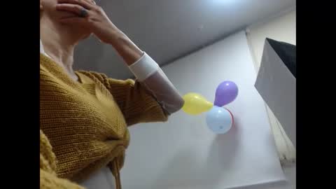 Snapshot of sexy_mature_hot01 chatting on October 19, 2025, 12:06 pm MARIPOSA online show from October 19, 2025, 12:06 pm