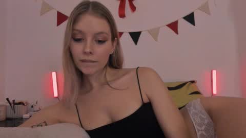 Ellie Mia online show from February 13, 2025, 5:22 pm