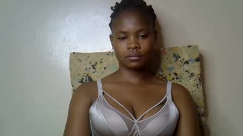 Snapshot of sexy_molyne chatting on April 29, 2026, 12:05 am Molyne online show from April 29, 2026, 12:05 am