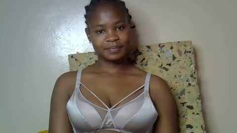 Snapshot of sexy_molyne chatting on May 13, 2026, 5:05 am Molyne online show from May 13, 2026, 5:05 am