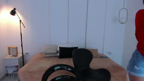 Snapshot of sexychanell_18 chatting on January 16, 2025, 12:31 pm chanell and yina online show from January 16, 2025, 12:31 pm