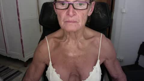 Snapshot of sexyfit58 chatting on December 3, 2024, 12:24 am SexyFit58 online show from December 3, 2024, 12:24 am