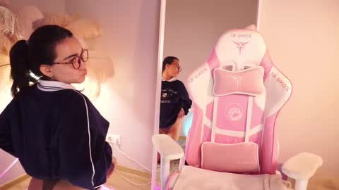 Lily  online show from November 30, 2025, 4:00 pm