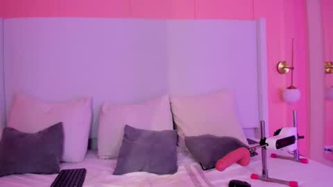 Shaina Vasquez online show from December 15, 2025, 3:55 am