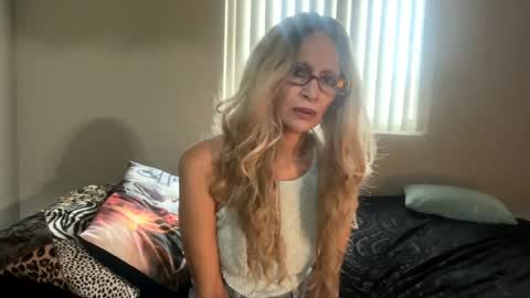 Snapshot of shamanwoman chatting on December 22, 2024, 4:27 pm Shaman Woman online show from December 22, 2024, 4:27 pm