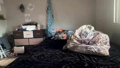 Snapshot of shamanwoman chatting on December 28, 2024, 12:04 am Shaman Woman online show from December 28, 2024, 12:04 am