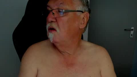 sharlots_pet online show from April 29, 2026, 9:46 am