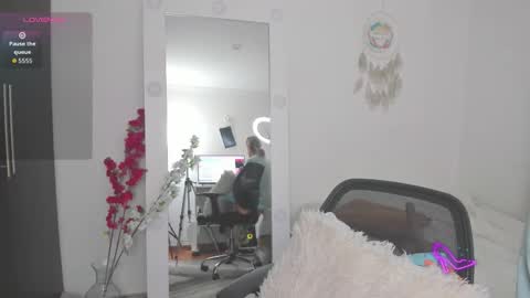 Snapshot of sharonvelvet chatting on December 17, 2025, 11:38 am Sharon online show from December 17, 2025, 11:38 am