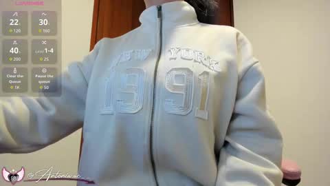 Snapshot of sharpay_evans chatting on January 12, 2026, 10:53 am Antonia online show from January 12, 2026, 10:53 am