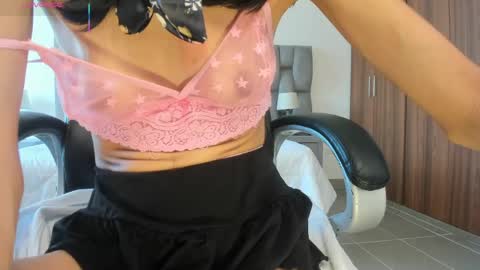 shary_leon_ online show from April 22, 2026, 8:54 pm