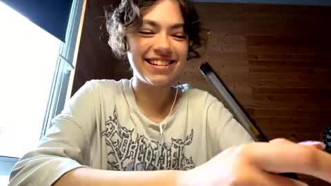 Snapshot of shaunnamallinak chatting on June 14, 2026, 9:44 am Viola online show from June 14, 2026, 9:44 am