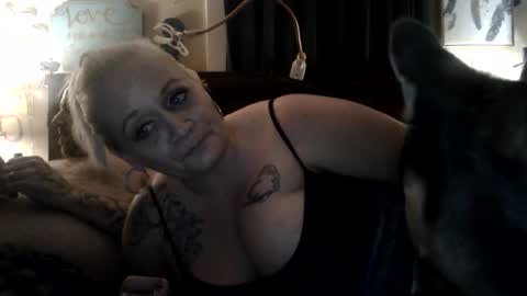 Snapshot of shawnandjenn chatting on March 2, 2025, 12:11 pm ShawnandJenn online show from March 2, 2025, 12:11 pm