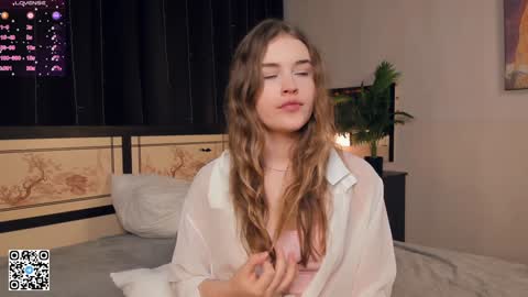 Snapshot of sheenaeast chatting on January 7, 2025, 12:31 pm Violet online show from January 7, 2025, 12:31 pm