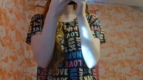 Erika online show from November 6, 2025, 8:43 pm