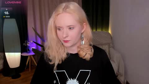 Snapshot of sheslinki chatting on February 5, 2025, 12:06 pm Hello guys my name is Aemilia online show from February 5, 2025, 12:06 pm