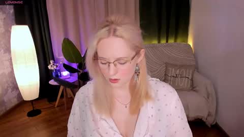 Snapshot of sheslinki chatting on February 16, 2025, 8:54 am Hello guys my name is Aemilia online show from February 16, 2025, 8:54 am