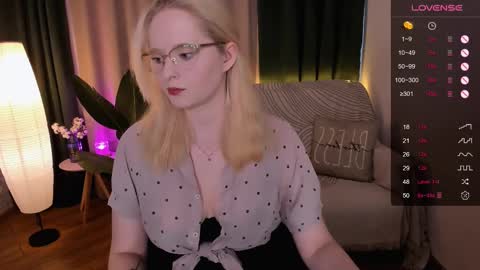 Snapshot of sheslinki chatting on March 11, 2025, 8:52 am Hello guys my name is Aemilia online show from March 11, 2025, 8:52 am