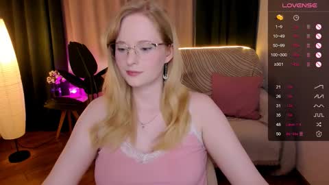Snapshot of sheslinki chatting on September 23, 2025, 8:39 am Hello guys my name is Aemilia online show from September 23, 2025, 8:39 am
