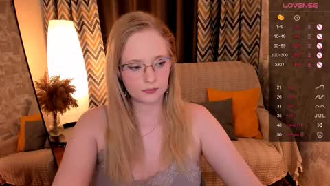 Snapshot of sheslinki chatting on October 6, 2025, 8:23 am Hello guys my name is Aemilia online show from October 6, 2025, 8:23 am