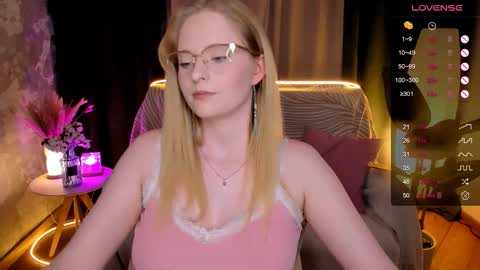 Snapshot of sheslinki chatting on October 15, 2025, 8:36 am Hello guys my name is Aemilia online show from October 15, 2025, 8:36 am