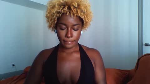Snapshot of shexxxclusive chatting on October 14, 2025, 4:52 pm shexxxclusive online show from October 14, 2025, 4:52 pm