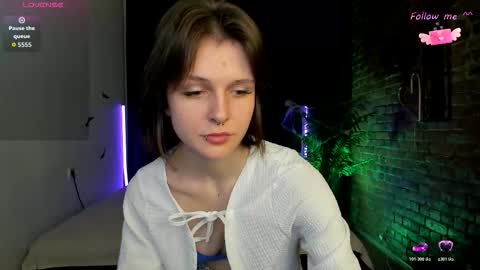 Vivi online show from November 12, 2025, 3:34 pm