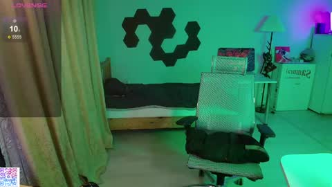 shiromy_ online show from April 18, 2026, 7:07 pm