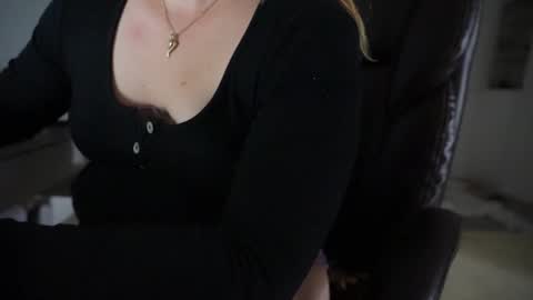 Snapshot of shybabyangel777 chatting on September 11, 2025, 3:39 am bella online show from September 11, 2025, 3:39 am