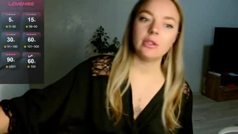 Snapshot of siberian_girl_ chatting on October 27, 2025, 12:58 am Eva online show from October 27, 2025, 12:58 am