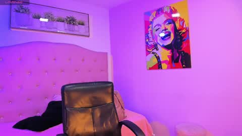 SIENNA  online show from April 1, 2026, 12:39 pm