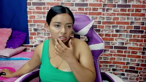 sienna_lux01 online show from April 18, 2026, 2:37 am