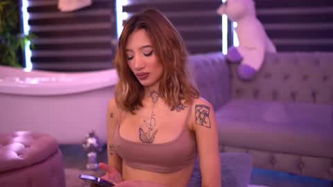 Sienna online show from September 21, 2025, 7:32 am