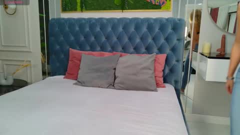 Sienna online show from December 15, 2025, 5:01 am