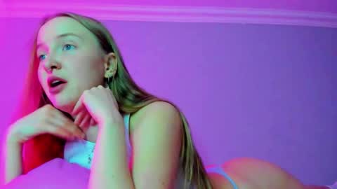 Mila online show from December 4, 2025, 7:39 am