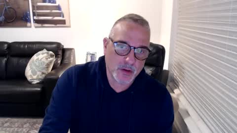 Snapshot of silveroli187 chatting on February 27, 2025, 2:43 pm silveroli187 online show from February 27, 2025, 2:43 pm