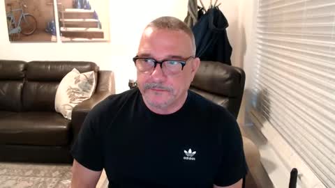 Snapshot of silveroli187 chatting on November 16, 2025, 2:22 pm silveroli187 online show from November 16, 2025, 2:22 pm