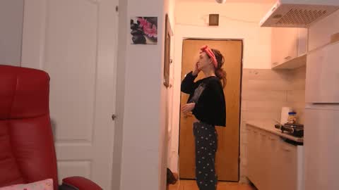 simyhvn online show from February 16, 2026, 5:36 am