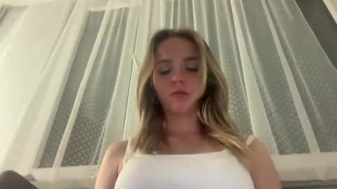 Snapshot of sisi_bunny chatting on May 11, 2026, 7:44 pm Sisi Bunny online show from May 11, 2026, 7:44 pm