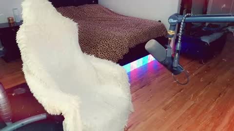 Ashleigh Mak online show from April 13, 2026, 6:35 pm