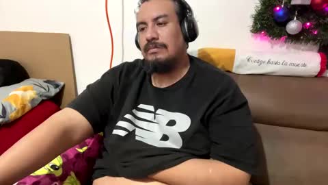 Snapshot of skinhell chatting on December 30, 2024, 3:03 am Elias online show from December 30, 2024, 3:03 am