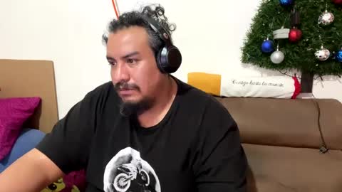 Snapshot of skinhell chatting on January 14, 2025, 11:27 pm Elias online show from January 14, 2025, 11:27 pm